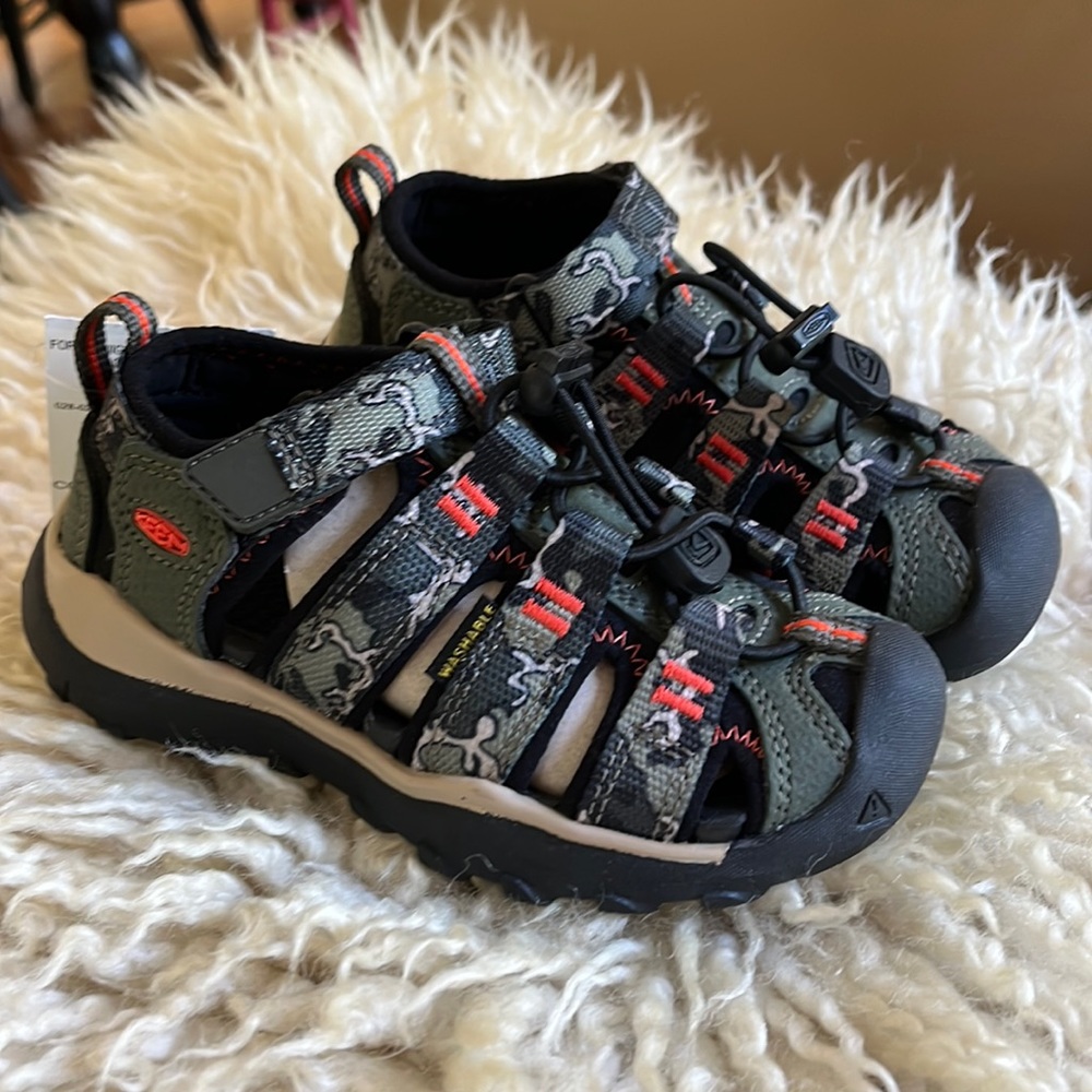 Keen Newport H2 sandals size 9
